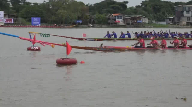"เรือปัญญา ป.นำโชค" คว้าถ้วยพระราชทานที่วัดปทุมธานี (ชมคลิป)