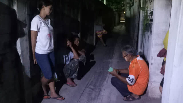 สุดสลด!! สุนัข เฝ้าศพเจ้าของผูกคอดับไม่ห่าง-ไม่ให้ใครเข้าใกล้ กลางเมืองโคราช