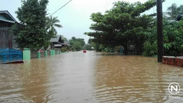 น้ำเมยยังสูง ท่วมบ้านคนงานสร้างด่านไทย-เมียนมาร์