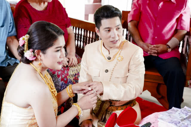 'สาวหล่อจัดงานแต่งหญิง' สุดยิ่งใหญ่ พร้อมสินสอดมากกว่าครึ่งล้าน