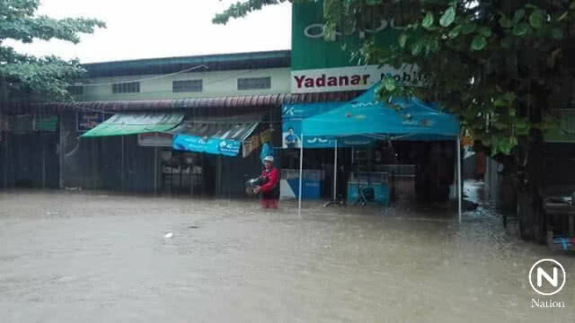 น้ำเมยยังสูง ท่วมบ้านคนงานสร้างด่านไทย-เมียนมาร์