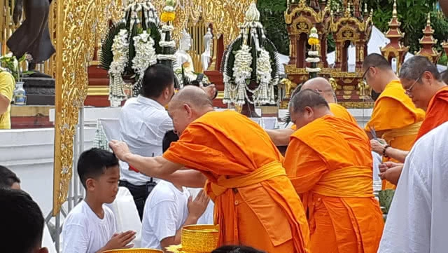 ทีมหมูป่า 12 คน เข้าพิธีปลงผมนาค-บายศรี สู่ขวัญนาค