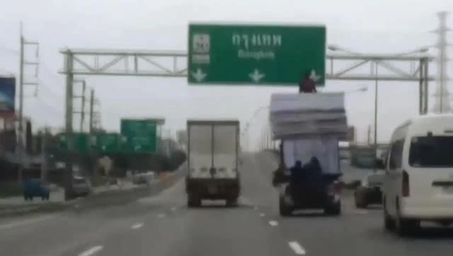 เย้ยความตาย..นั่งบนป้ายหลังรถกระบะสูงเท่ากับตึก 2 ชั้น วิ่งกลางถนน (มีคลิป)