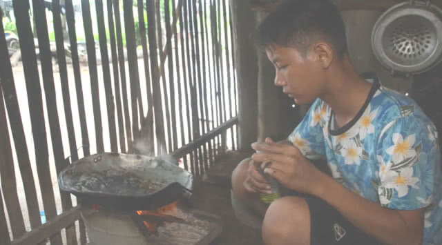 ชีวิตรันทด! ครูเยี่ยมบ้านลูกศิษย์ที่อุบลฯ สภาพสุดซอมซ่อ (ชมคลิป)