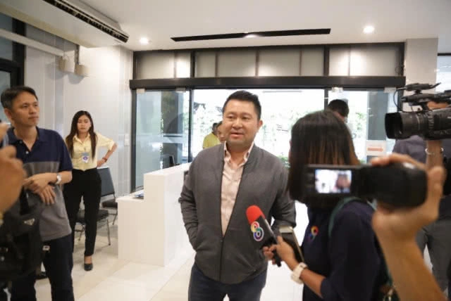 พ่อ-พี่ชายรุดเยี่ยม "วัน อยู่บำรุง" ที่กองปราบฯ