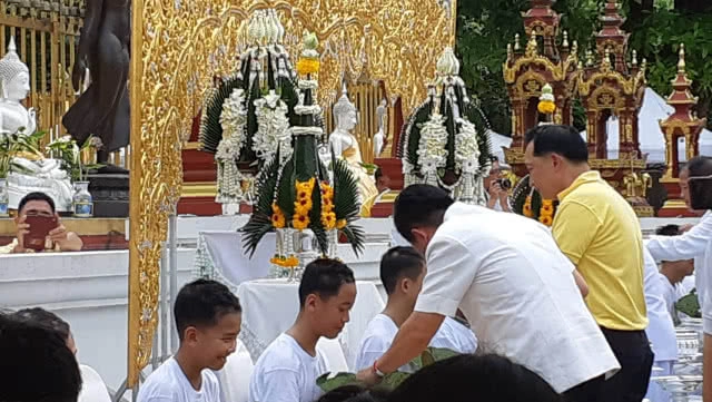 ทีมหมูป่า 12 คน เข้าพิธีปลงผมนาค-บายศรี สู่ขวัญนาค