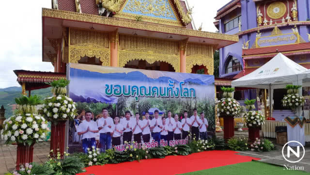 ทีมหมูป่าบวงสรวงสิ่งศักดิ์สิทธิ์ ก่อนเข้าพิธีปลงผมนาค