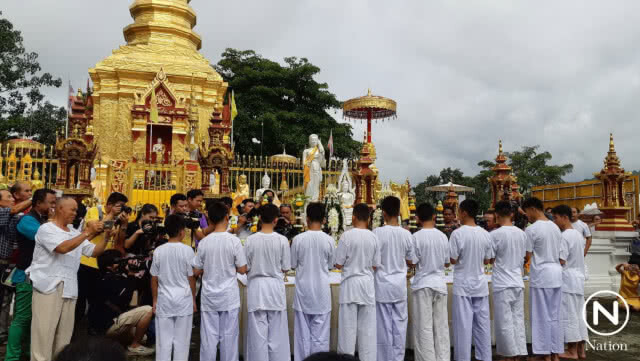 ทีมหมูป่าบวงสรวงสิ่งศักดิ์สิทธิ์ ก่อนเข้าพิธีปลงผมนาค