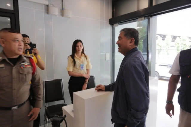 พ่อ-พี่ชายรุดเยี่ยม "วัน อยู่บำรุง" ที่กองปราบฯ