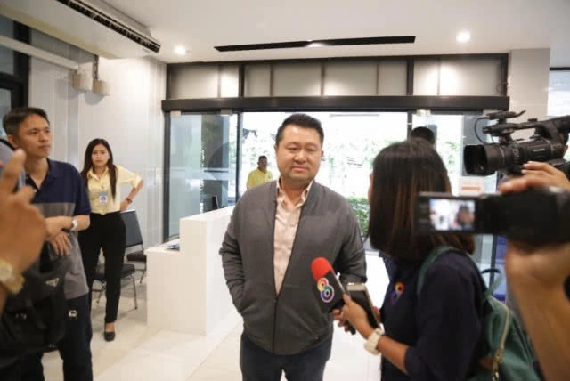 พ่อ-พี่ชายรุดเยี่ยม "วัน อยู่บำรุง" ที่กองปราบฯ