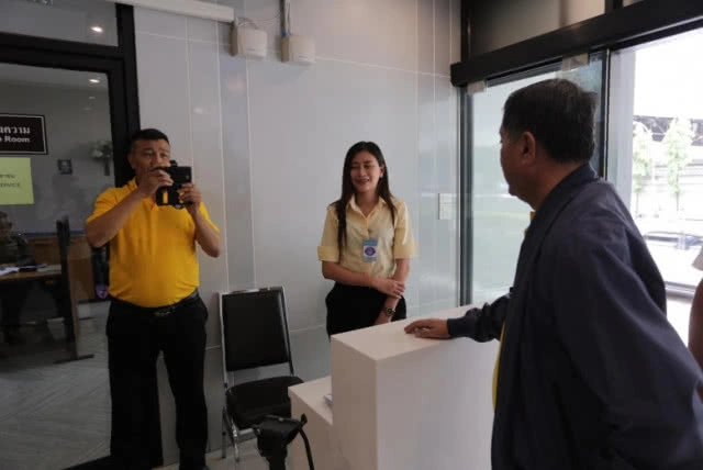 พ่อ-พี่ชายรุดเยี่ยม "วัน อยู่บำรุง" ที่กองปราบฯ