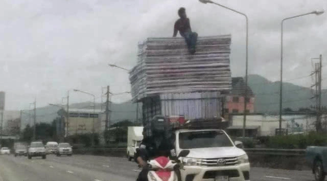 เย้ยความตาย..นั่งบนป้ายหลังรถกระบะสูงเท่ากับตึก 2 ชั้น วิ่งกลางถนน (มีคลิป)