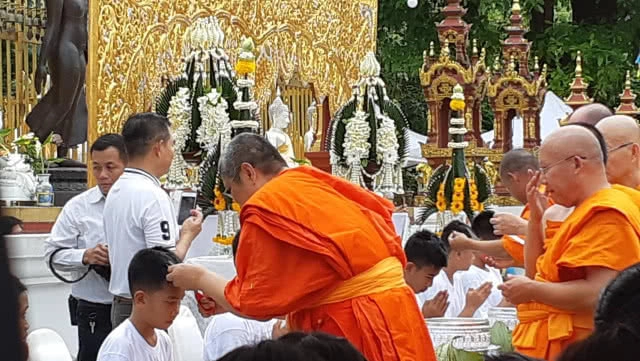 ทีมหมูป่า 12 คน เข้าพิธีปลงผมนาค-บายศรี สู่ขวัญนาค