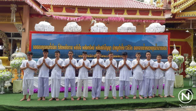 ทีมหมูป่าบวงสรวงสิ่งศักดิ์สิทธิ์ ก่อนเข้าพิธีปลงผมนาค