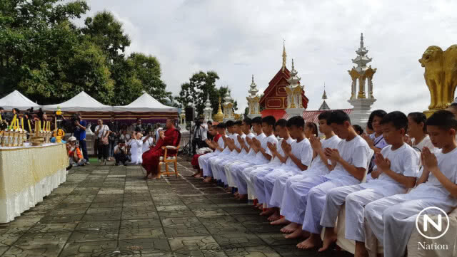 ทีมหมูป่าบวงสรวงสิ่งศักดิ์สิทธิ์ ก่อนเข้าพิธีปลงผมนาค