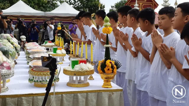 ทีมหมูป่าบวงสรวงสิ่งศักดิ์สิทธิ์ ก่อนเข้าพิธีปลงผมนาค