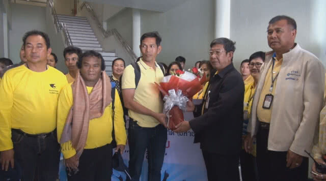 ผวจ.ตรังเหมารถตู้ 2 คันให้ทีมเก็บรังนกเกาะลิบงร่วมงานเลี้ยงที่กรุงเทพ