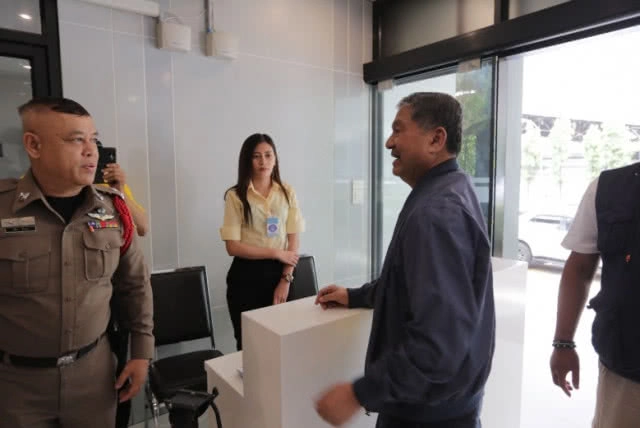 พ่อ-พี่ชายรุดเยี่ยม "วัน อยู่บำรุง" ที่กองปราบฯ