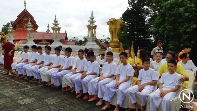 ทีมหมูป่าบวงสรวงสิ่งศักดิ์สิทธิ์ ก่อนเข้าพิธีปลงผมนาค