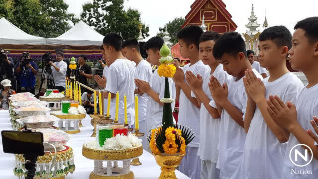 ทีมหมูป่าบวงสรวงสิ่งศักดิ์สิทธิ์ ก่อนเข้าพิธีปลงผมนาค