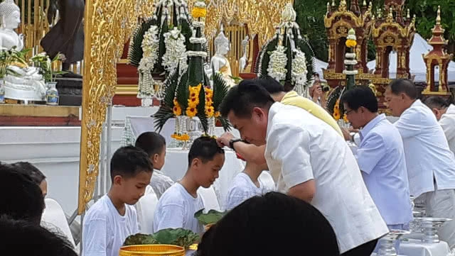 ทีมหมูป่า 12 คน เข้าพิธีปลงผมนาค-บายศรี สู่ขวัญนาค