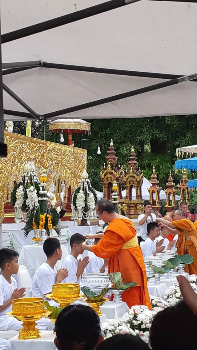 ทีมหมูป่า 12 คน เข้าพิธีปลงผมนาค-บายศรี สู่ขวัญนาค