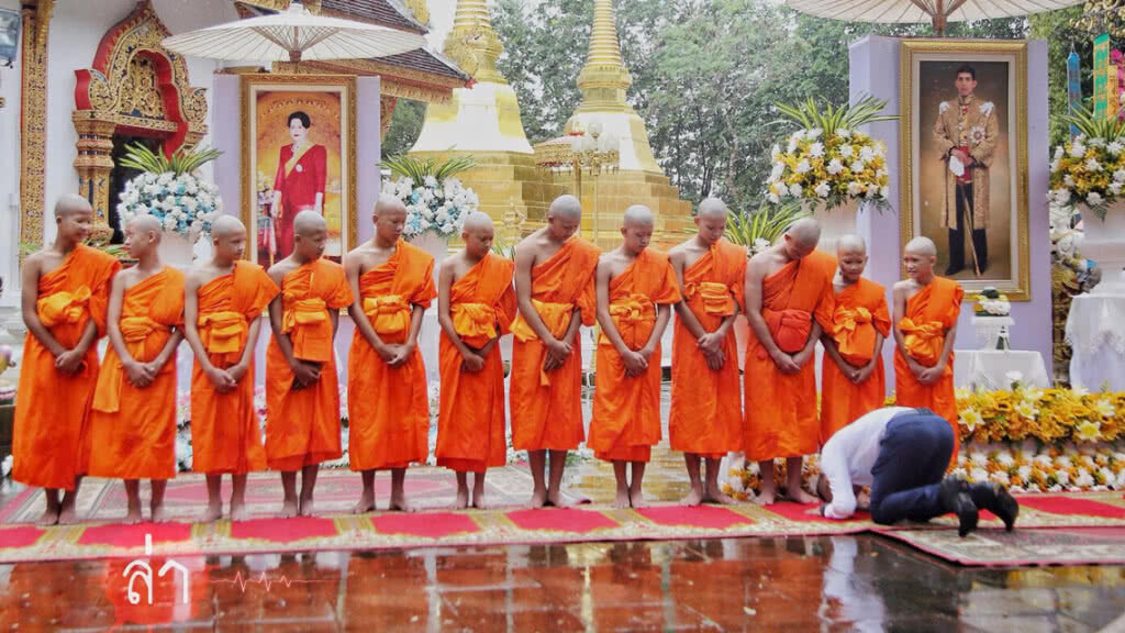 สุดตื้นตัน! "หมอภาคย์" ก้มกราบ "พระเอก" สุดตื้นตัน! "หมอภาคย์" ก้มกราบ "พระเอก"