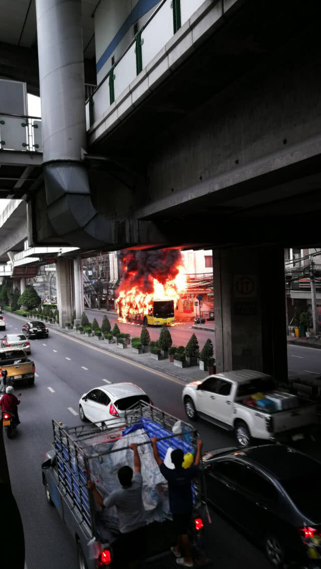 ไฟไหม้รถเมล์ปรับอากาศ สาย 48 ย่านปากซอยสุขุมวิท 95 วอดทั้งคัน(มีคลิป)