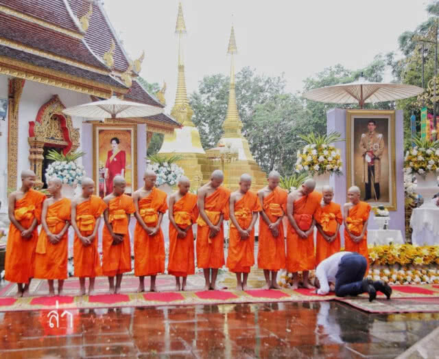 สุดตื้นตัน! "หมอภาคย์" ก้มกราบ "พระเอก"