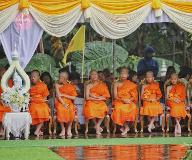 สุดตื้นตัน! "หมอภาคย์" ก้มกราบ "พระเอก"
