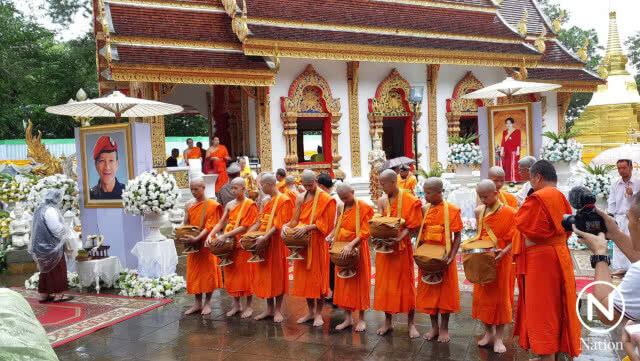 ประชาชนรอใส่บาตรพระ-สามเณรใหม่ ทีมหมูป่า ตามประเพณีล้านนา ท่ามกลางสายฝน