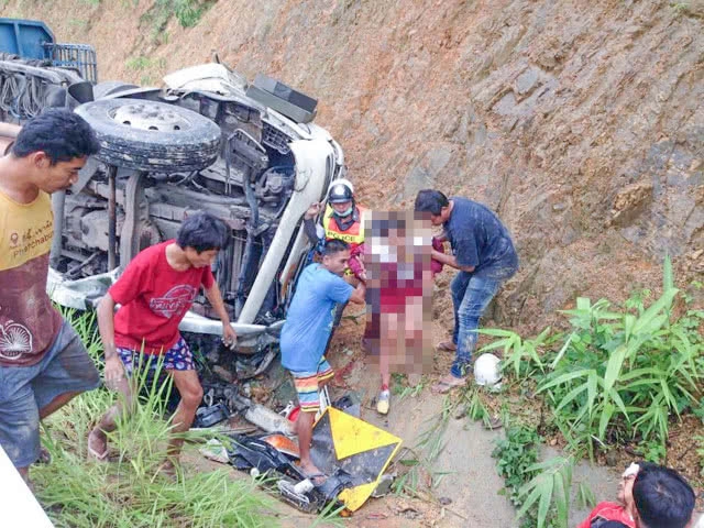 รถเทรลเลอร์เบรกไม่อยู่ชนเขา บาดเจ็บสาหัส  2 ราย