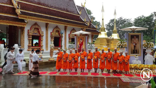ประชาชนรอใส่บาตรพระ-สามเณรใหม่ ทีมหมูป่า ตามประเพณีล้านนา ท่ามกลางสายฝน