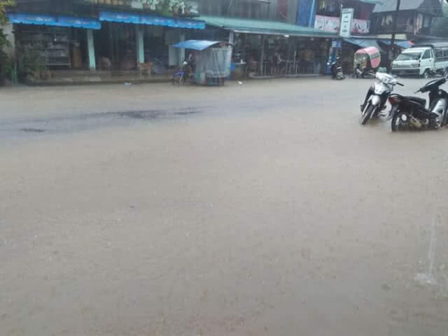 ผู้ประสบภัยชาวพม่า ยังผวาน้ำท่วม เหตุฝนยังตกหนัก