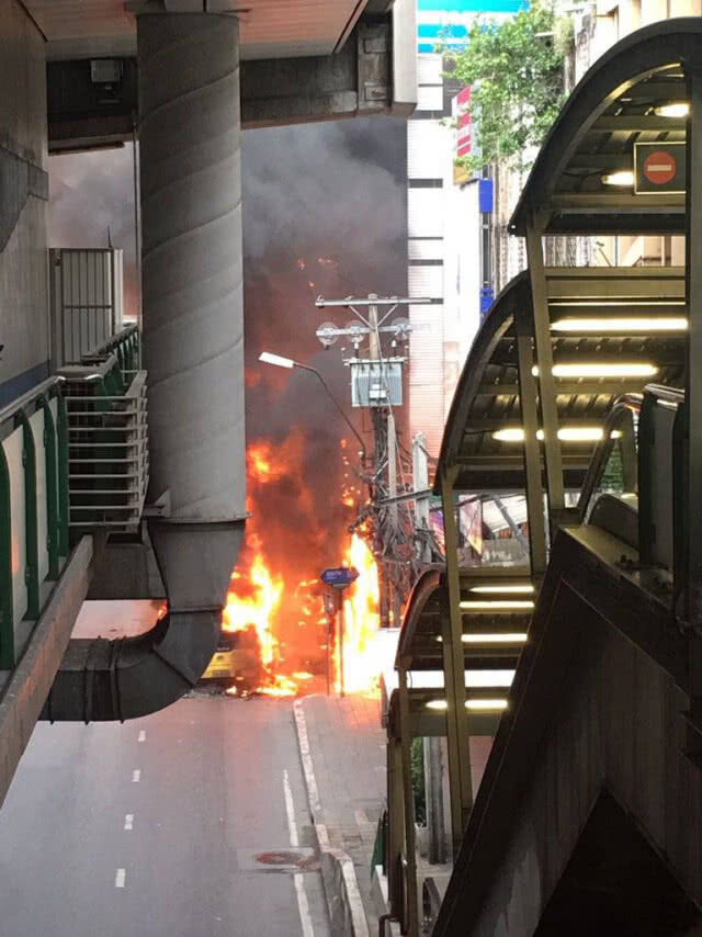 ไฟไหม้รถเมล์ปรับอากาศ สาย 48 ย่านปากซอยสุขุมวิท 95 วอดทั้งคัน(มีคลิป)