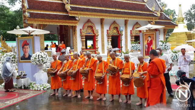 ประชาชนรอใส่บาตรพระ-สามเณรใหม่ ทีมหมูป่า ตามประเพณีล้านนา ท่ามกลางสายฝน
