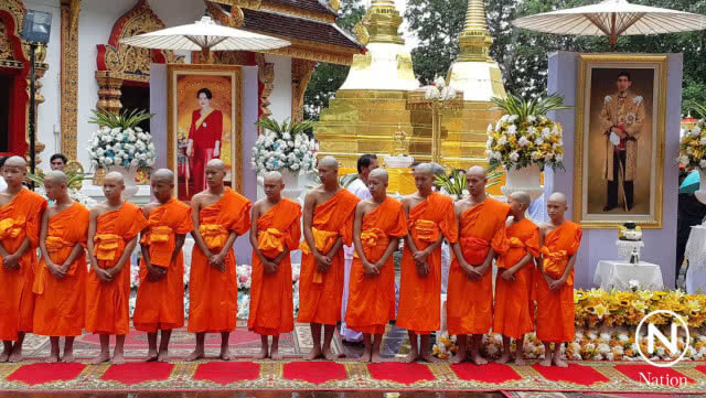 ประชาชนรอใส่บาตรพระ-สามเณรใหม่ ทีมหมูป่า ตามประเพณีล้านนา ท่ามกลางสายฝน
