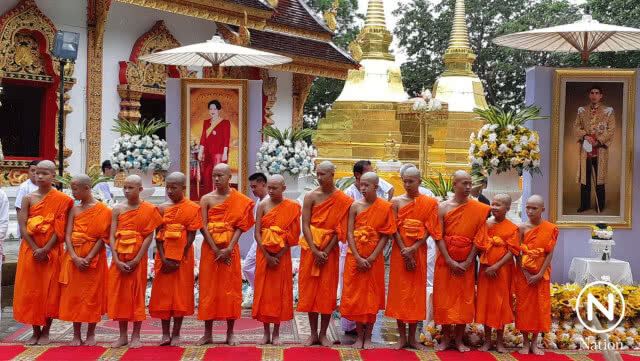 ประชาชนรอใส่บาตรพระ-สามเณรใหม่ ทีมหมูป่า ตามประเพณีล้านนา ท่ามกลางสายฝน