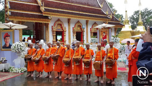 ประชาชนรอใส่บาตรพระ-สามเณรใหม่ ทีมหมูป่า ตามประเพณีล้านนา ท่ามกลางสายฝน