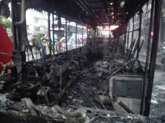 ไฟไหม้รถเมล์ปรับอากาศ สาย 48 ย่านปากซอยสุขุมวิท 95 วอดทั้งคัน(มีคลิป)
