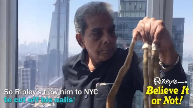 ชายชราอินเดียเล็บยาวที่สุดในโลก ตัดเล็บแล้ว หลังไว้ยาวนานกว่า 66 ปี! (ชมคลิป)