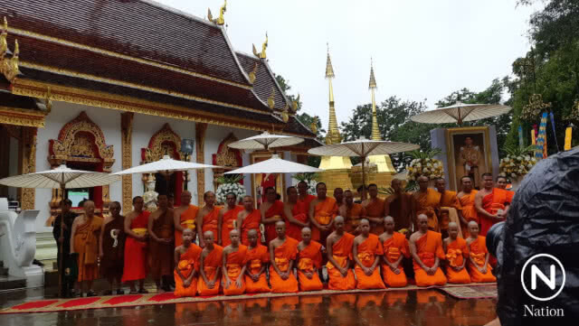 ประชาชนรอใส่บาตรพระ-สามเณรใหม่ ทีมหมูป่า ตามประเพณีล้านนา ท่ามกลางสายฝน