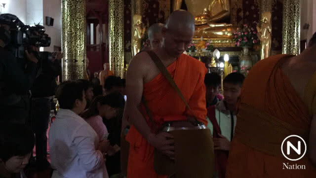 ชาวบ้าน ใส่บาตร พระเอกพล-สามเณร หมูป่า