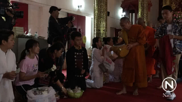 ชาวบ้าน ใส่บาตร พระเอกพล-สามเณร หมูป่า