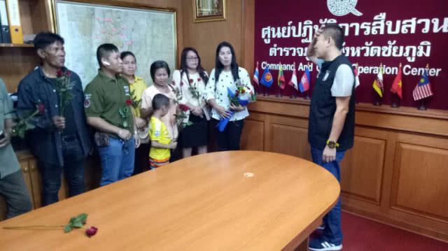 แห่ให้กำลังใจตร.ชุดจับผับดังจ.ชัยภูมิ ปล่อยเด็กมั่วสุม