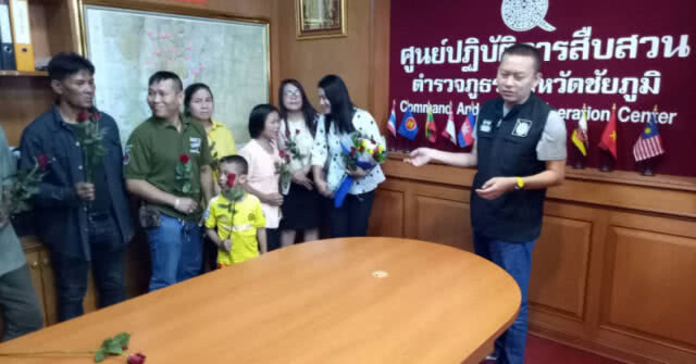 แห่ให้กำลังใจตร.ชุดจับผับดังจ.ชัยภูมิ ปล่อยเด็กมั่วสุม