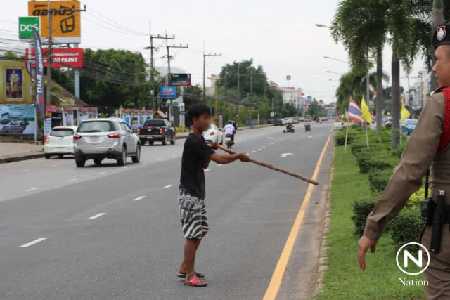ระทึกกลางเมืองน้ำดำ! หนุ่มคลั่งเมายาอาละวาด สุดท้ายจบอย่างฮา