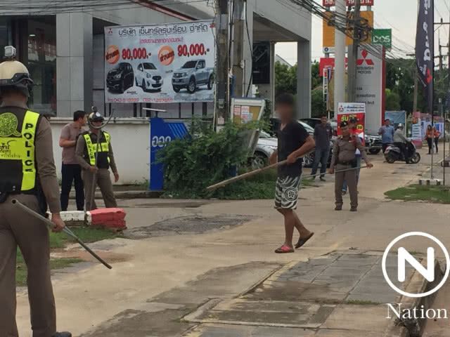 ระทึกกลางเมืองน้ำดำ! หนุ่มคลั่งเมายาอาละวาด สุดท้ายจบอย่างฮา