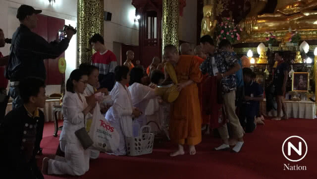ชาวบ้าน ใส่บาตร พระเอกพล-สามเณร หมูป่า