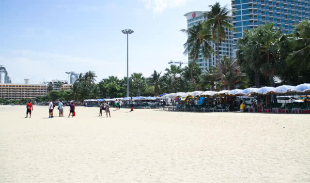 ร่มเตียงชายหาดพัทยาสุดแฮปปี้! โครงการเสริมทรายชายหาดพัทยา(มีคลิป)